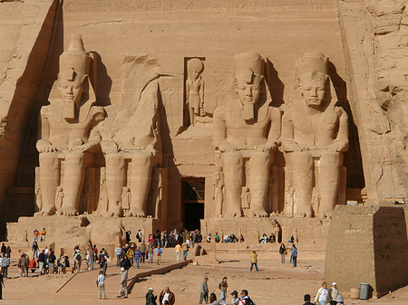 Foto Tempel mit Touristen - Abu Simbel