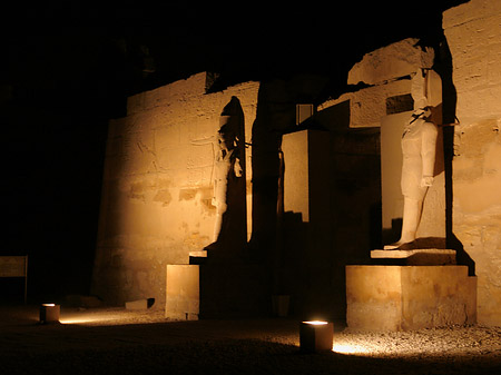 Karnak Tempel bei Nacht Fotos