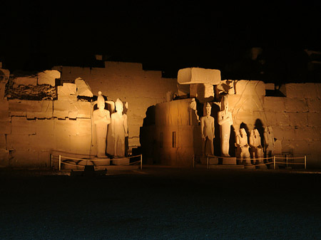 Karnak Tempel bei Nacht Foto 