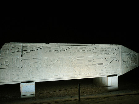 Obelisk bei Nacht