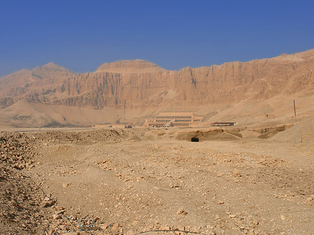 Foto Eingang zum Tempel mit Berg - 