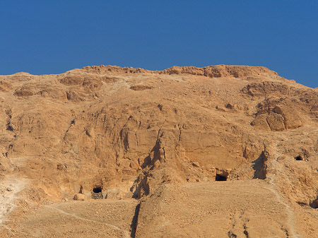 Foto Eingang zum Tempel mit Berg - 