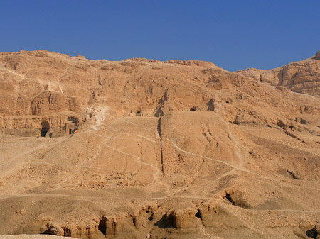 Eingang zum Tempel mit Berg Foto 