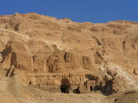 Eingang zum Tempel mit Berg