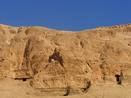 Eingang zum Tempel mit Berg