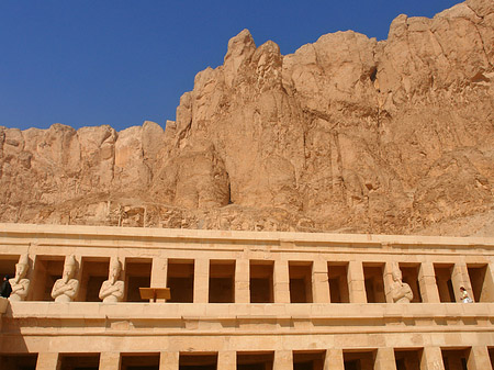 Foto Eingang zum Tempel mit Berg